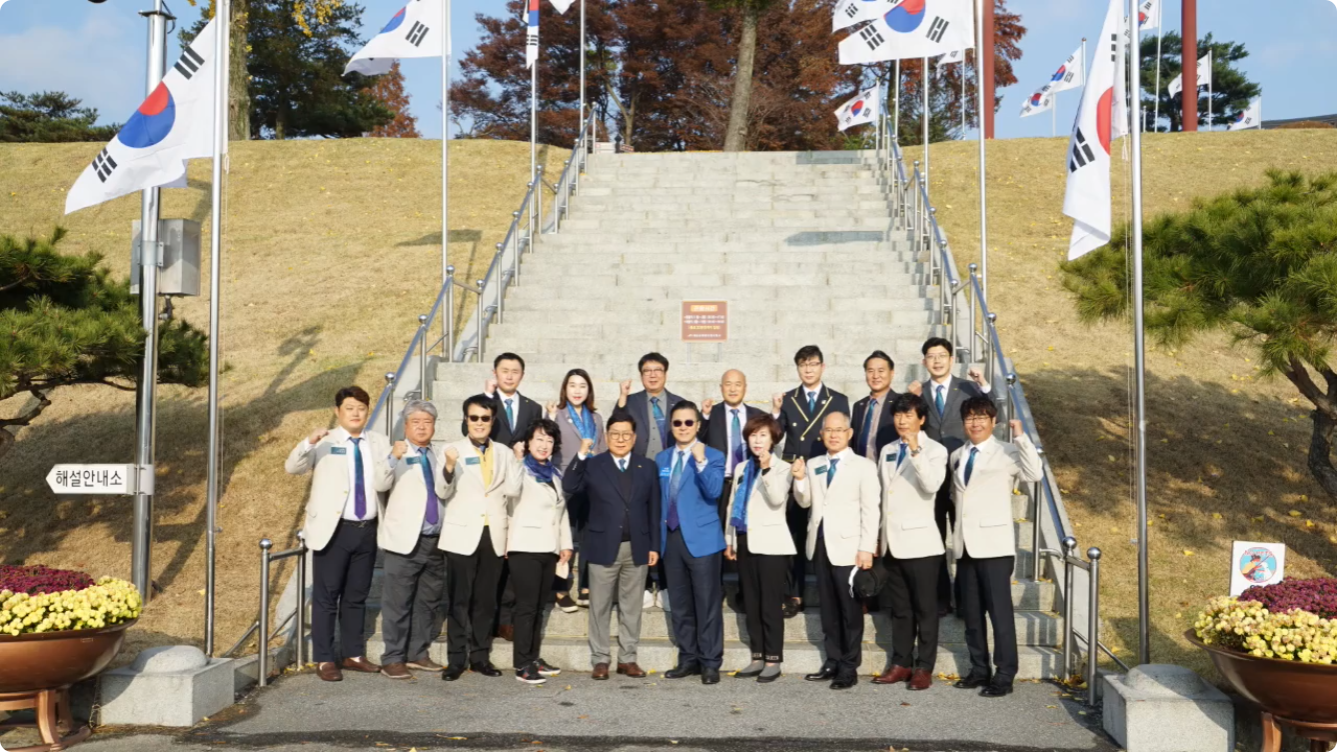 국제로타리 3680지구 2023-24년 지역대표연수 2일차 일정   충의사 참배 및 헌화